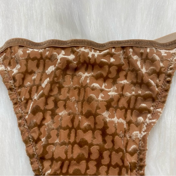 SKIMS Velvet String Thong Chai - Picture 3 of 6